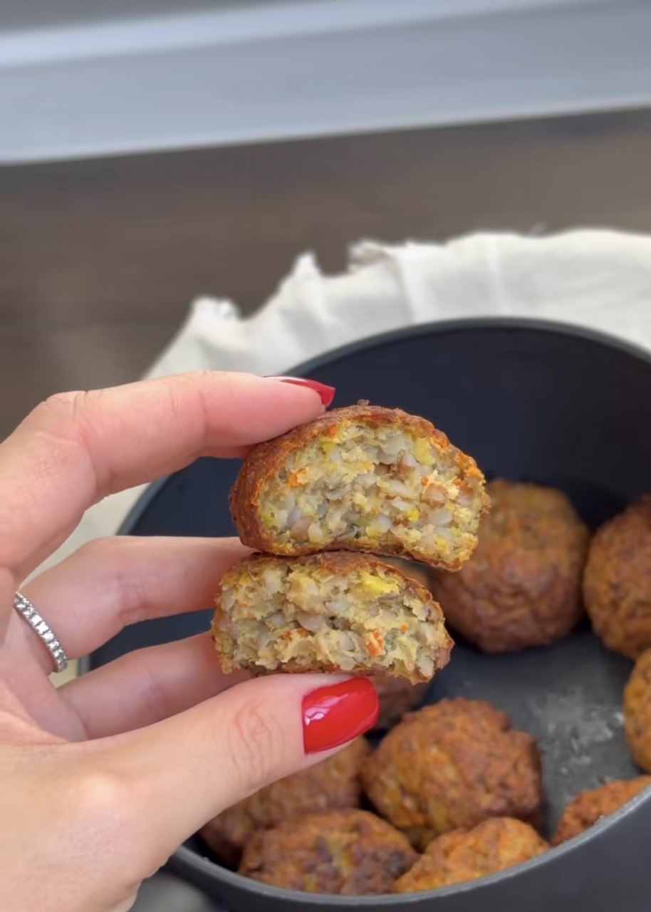 Не викидайте вчорашню гречку: що можна приготувати, щоб було швидко й смачно